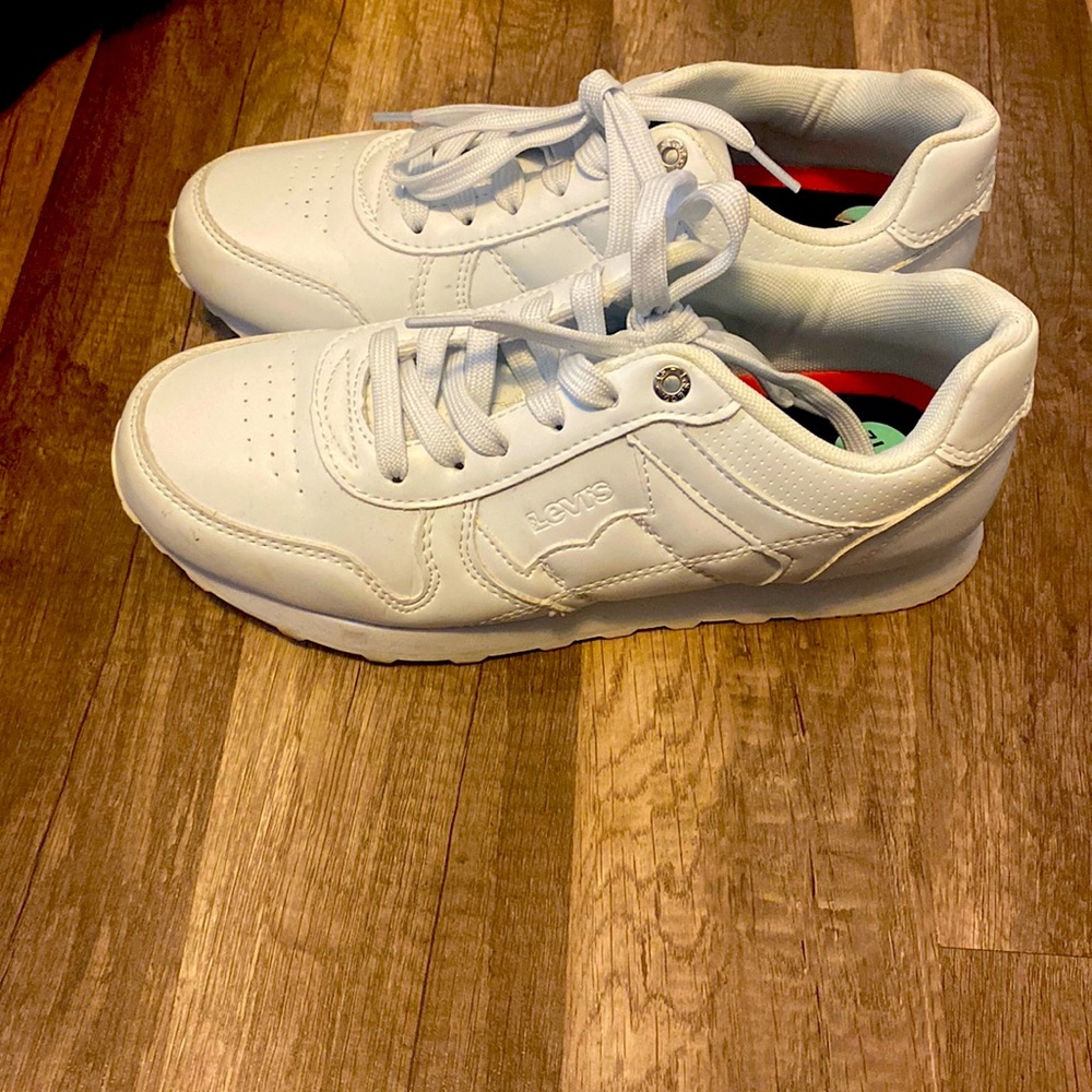 Levi’s size 8 1/2 white